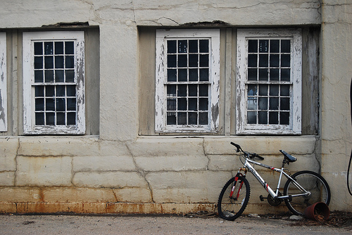 Post image for BIke Resting on Wall in Martha’s Vineyard | Picture Massachusetts